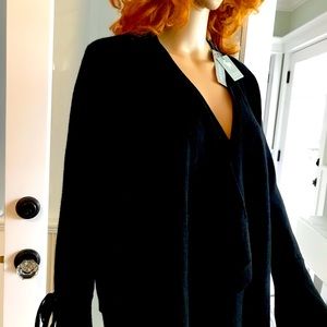 New Beautiful black Cashmere sweater with original tags from in cashmere company